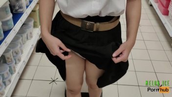 泰國色情視頻Melon Ice體內射精在商場中來了一個漂亮的學生制服，展示了她的分叉陰道，她肯定看起來很好色。
